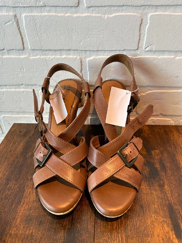 Stylish Winter Boots Brown Sandals Heels Wedge Sofft, Size 7