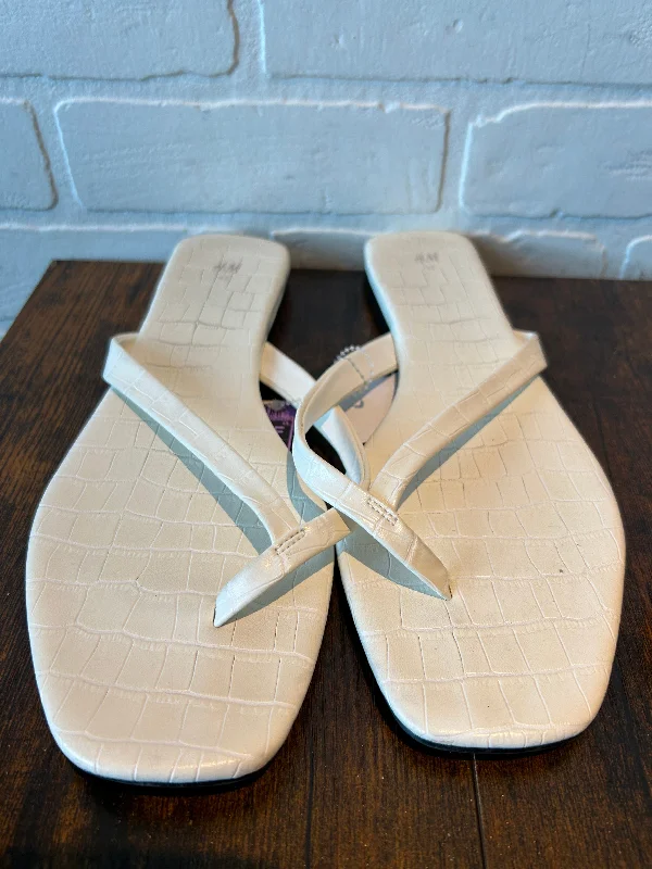 Outdoor Athletic Shoes White Sandals Flip Flops Old Navy, Size 10