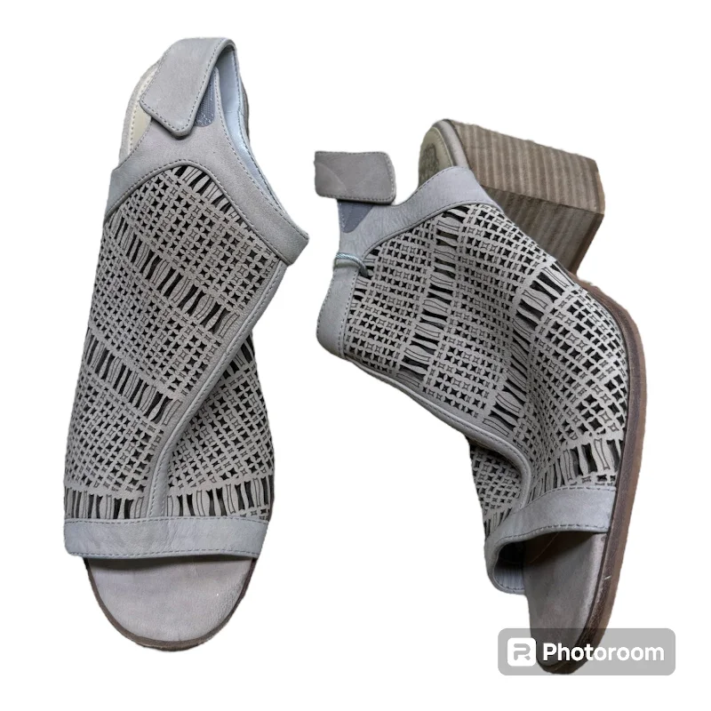 Fashionable Hiking Shoes Beige Sandals Heels Block Vince Camuto, Size 8.5
