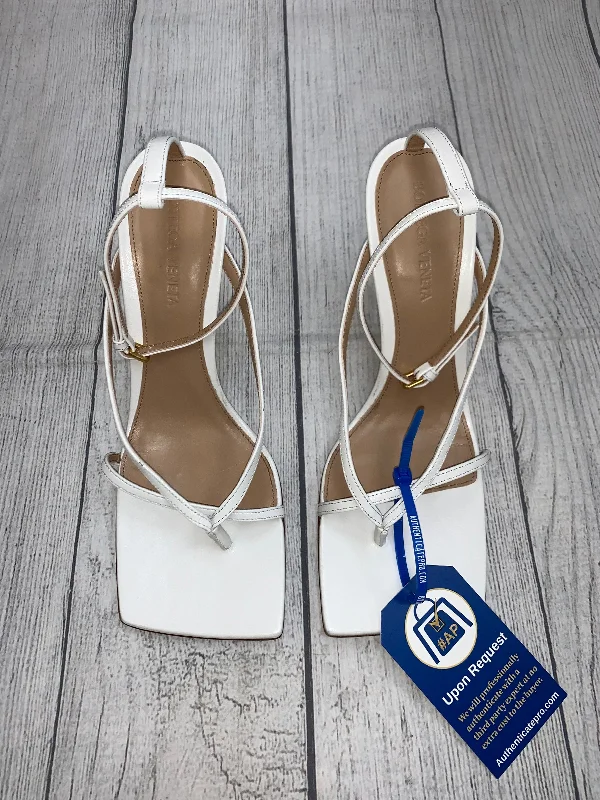 Casual Snow Shoes Sandals Heels Stiletto By Bottega Veneta  Size: 8.5