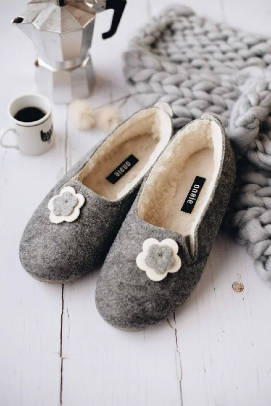 Breathable Sports Shoes White Flower Felt Slippers