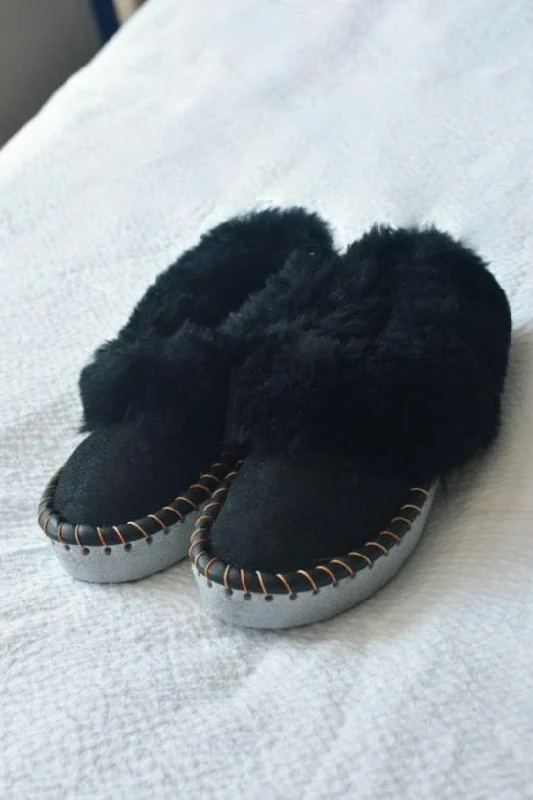 Sporty Hiking Shoes Black Sheepskin Slippers